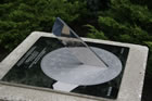 Un cadran solaire mmorial Spot-On dans une cole de lOhio, tats-Unis 